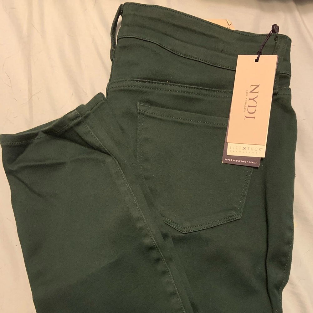 Flattering Green Leggings 💚